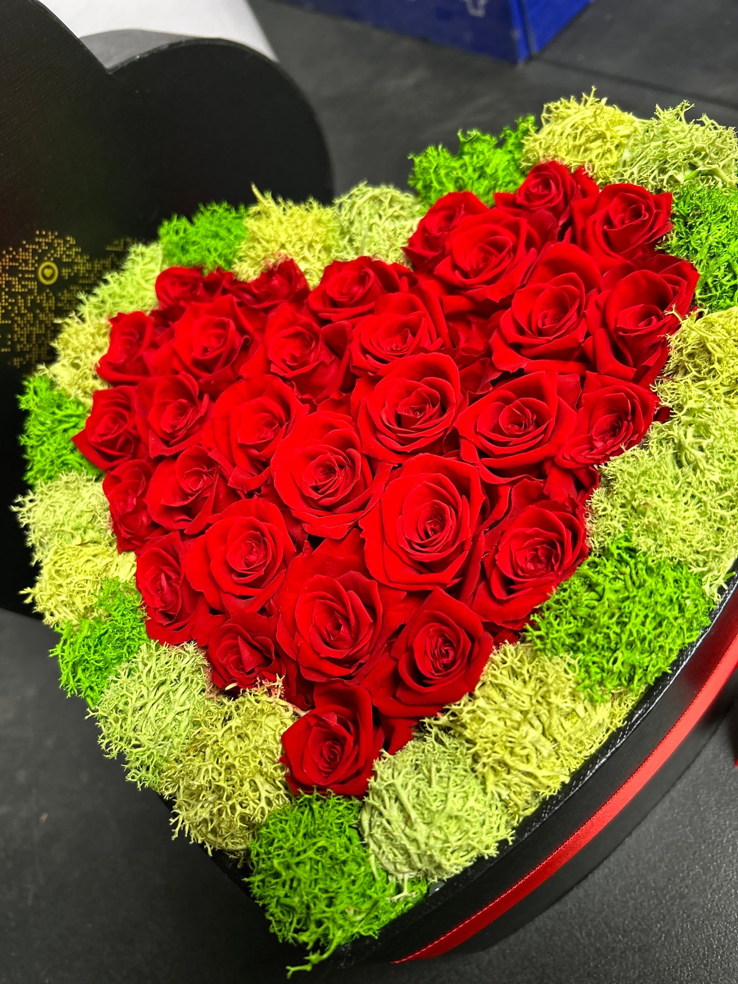 30 real preserved roses and moss heart