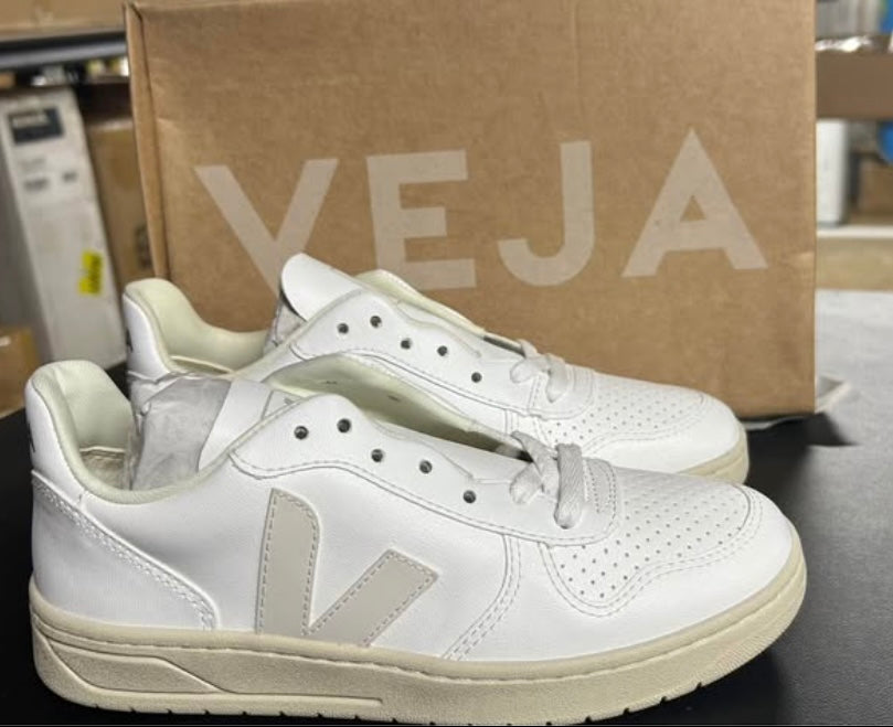 VEJA size 6 women’s sneakers